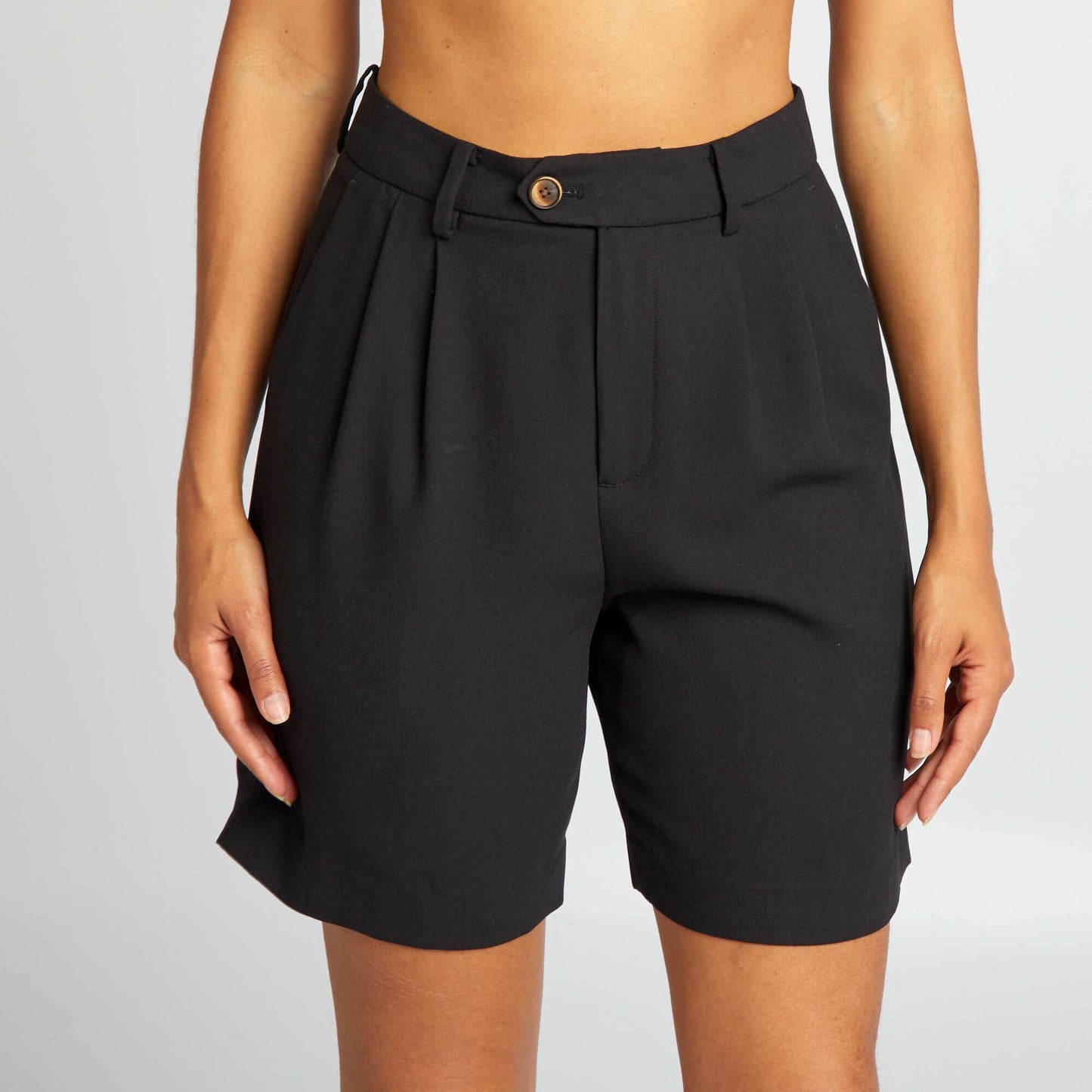 High-waisted pleated Bermuda shorts black