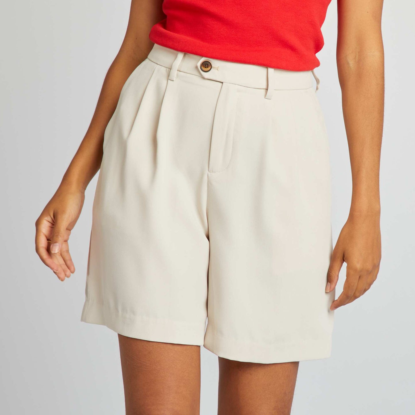 High-waisted pleated Bermuda shorts BEIGE