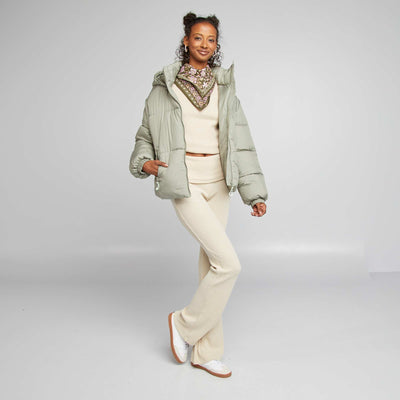 سترة مبطنة منتفخة بأكمام وغطاء رأس قابل للفصل باللون الأخضر