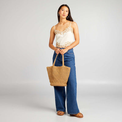 بلوزة بحمالة سباغيتي مع تطريز باللون البيج