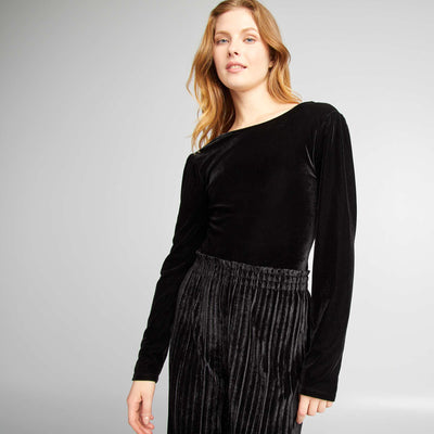 بذلة بأكمام طويلة من القطيفة باللون الأسود