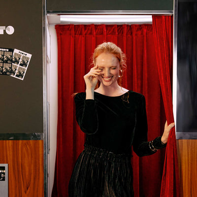 بذلة بأكمام طويلة من القطيفة باللون الأسود