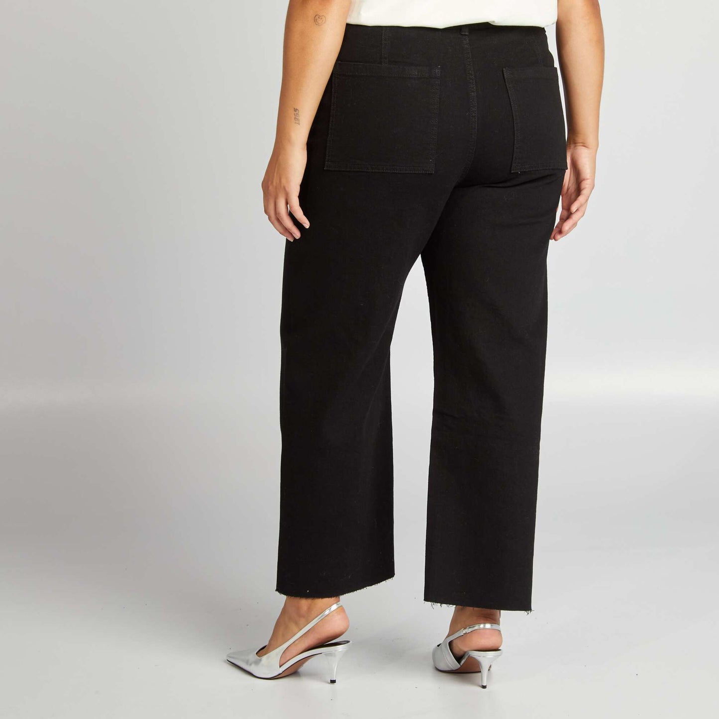 Wide-leg jeans with patch pockets on the front black