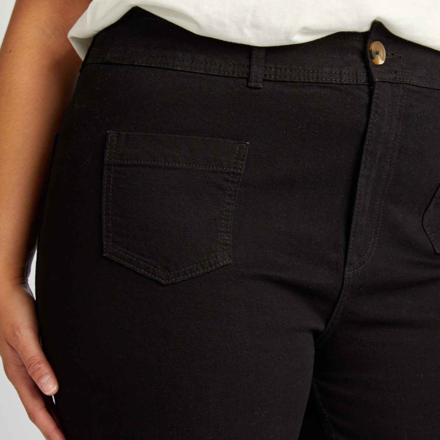 Wide-leg jeans with patch pockets on the front black