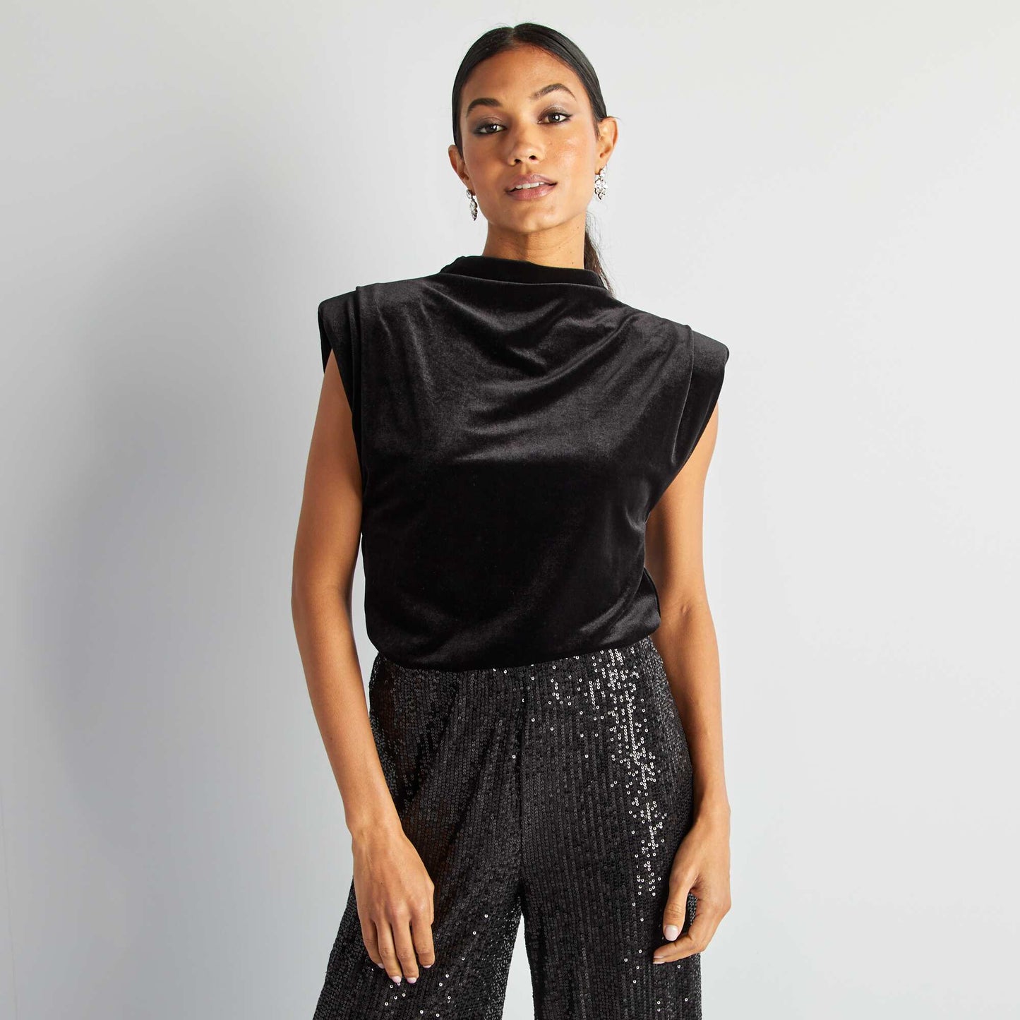 Sleeveless velour T-shirt with shoulder pads black