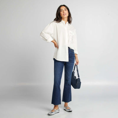 بلوزة بجيب صدر مطرز بالخرز أبيض