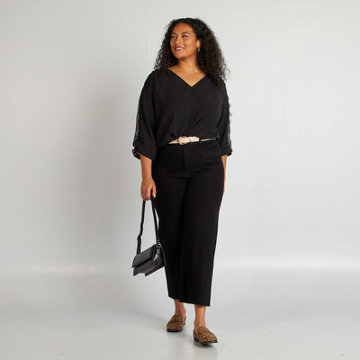 بلوزة بتفاصيل من الدانتيل على الأكمام أسود