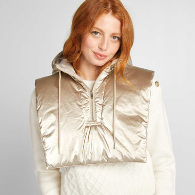 ياقة مريلة مبطنة ذات تأثير معدني لونها بني غامق