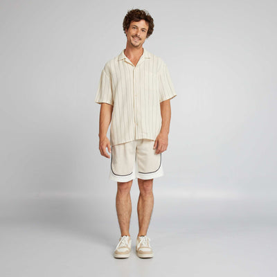 قميص مخطط بأكمام قصيرة أبيض