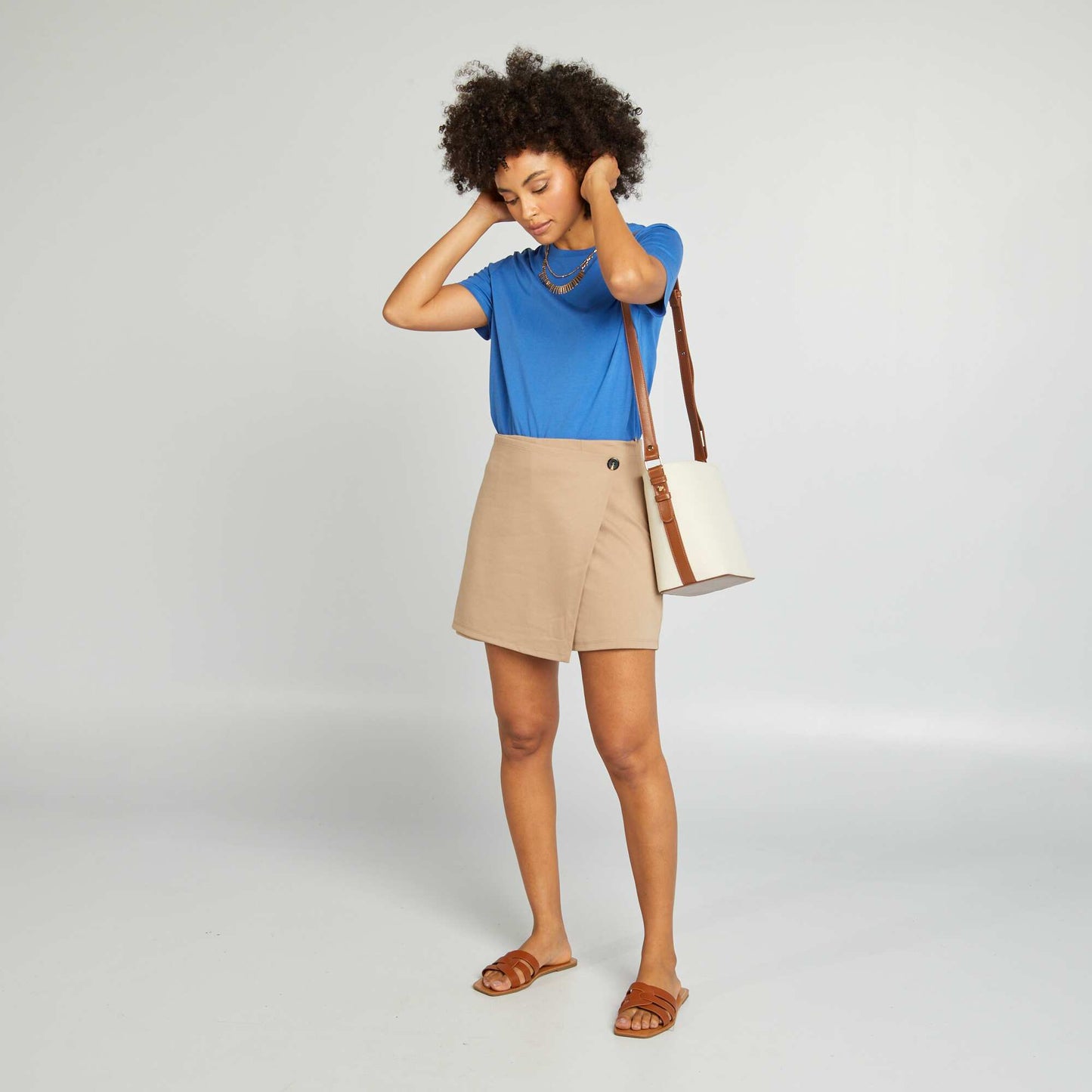 تنورة قصيرة بأزرار BEIGE
