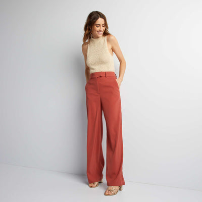 توب بدون أكمام باللون البيج