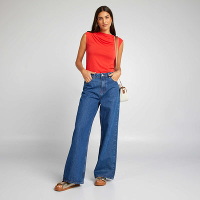 بلوزة بدون أكمام مع أكتاف مطوية باللون الأحمر