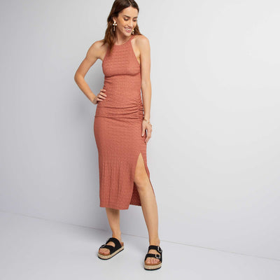 تنورة متوسطة الطول من نسيج الوافل المطاطي قماش باللون الوردي