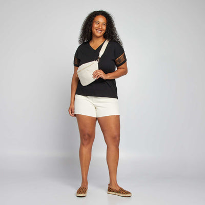 تي شيرت بأكمام قصيرة مكرميه أسود