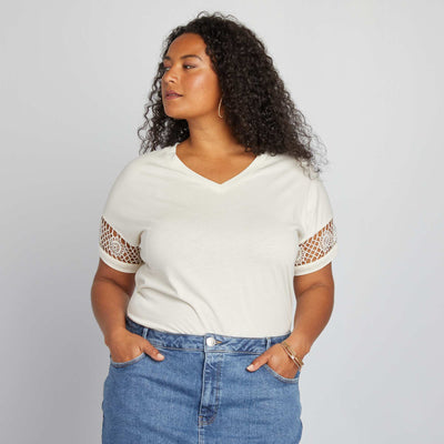 تي شيرت بأكمام قصيرة مكرميه أبيض