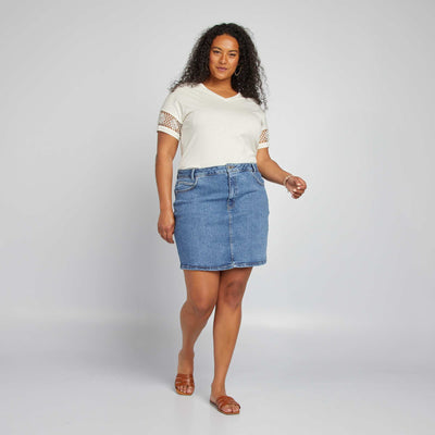 تي شيرت بأكمام قصيرة مكرميه أبيض