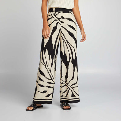 بنطلون واسع الساقين مطبوع باللون الأسود