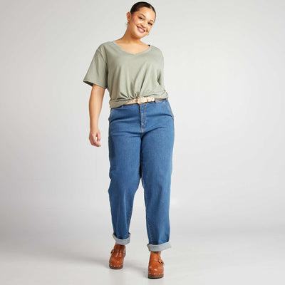 تي شيرت برقبة على شكل حرف V سادة باللون الأخضر