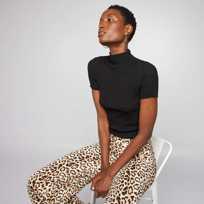 كنزة بأكمام قصيرة مضلعة أسود