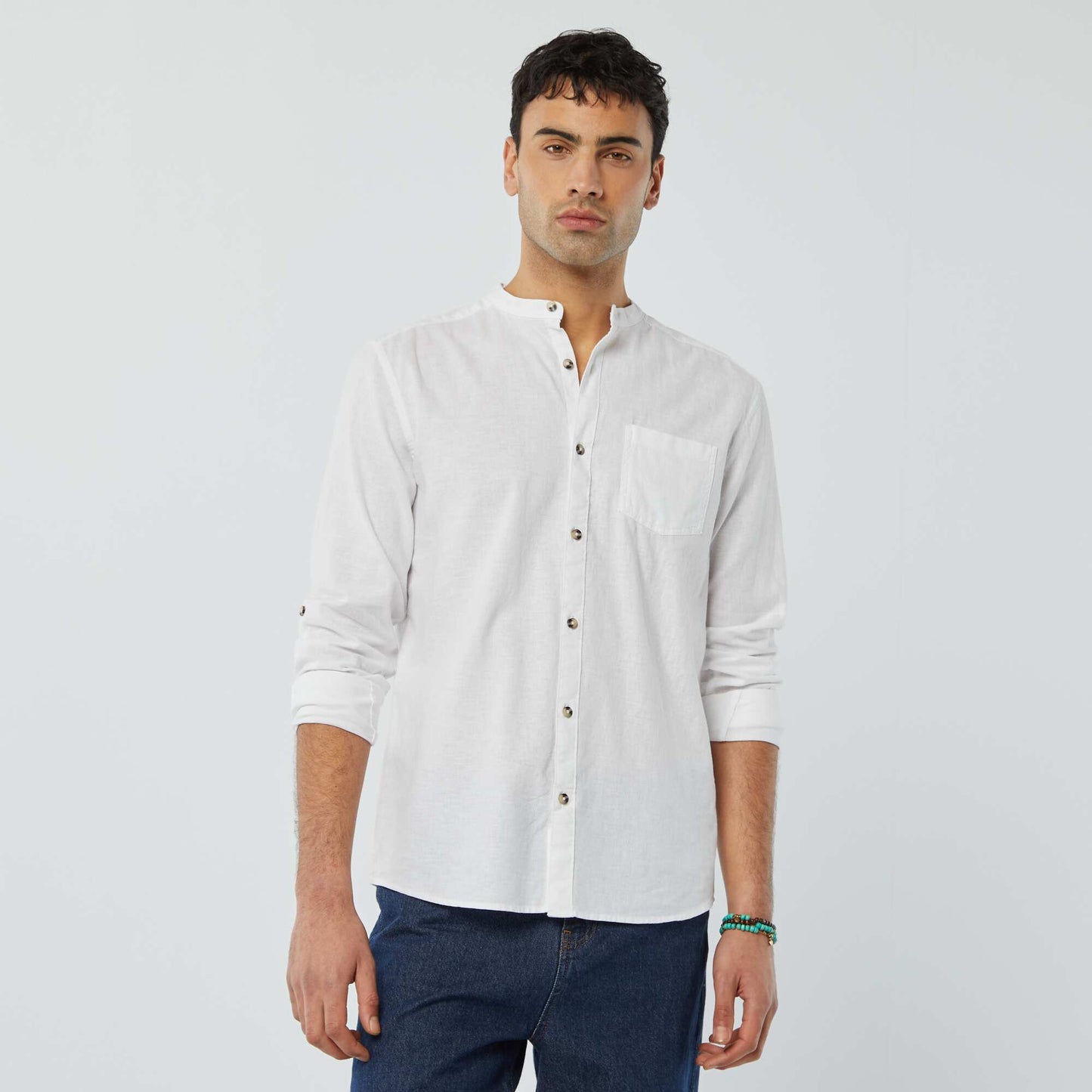 قميص بياقة الماندرين مع قميص من الكتان الأبيض