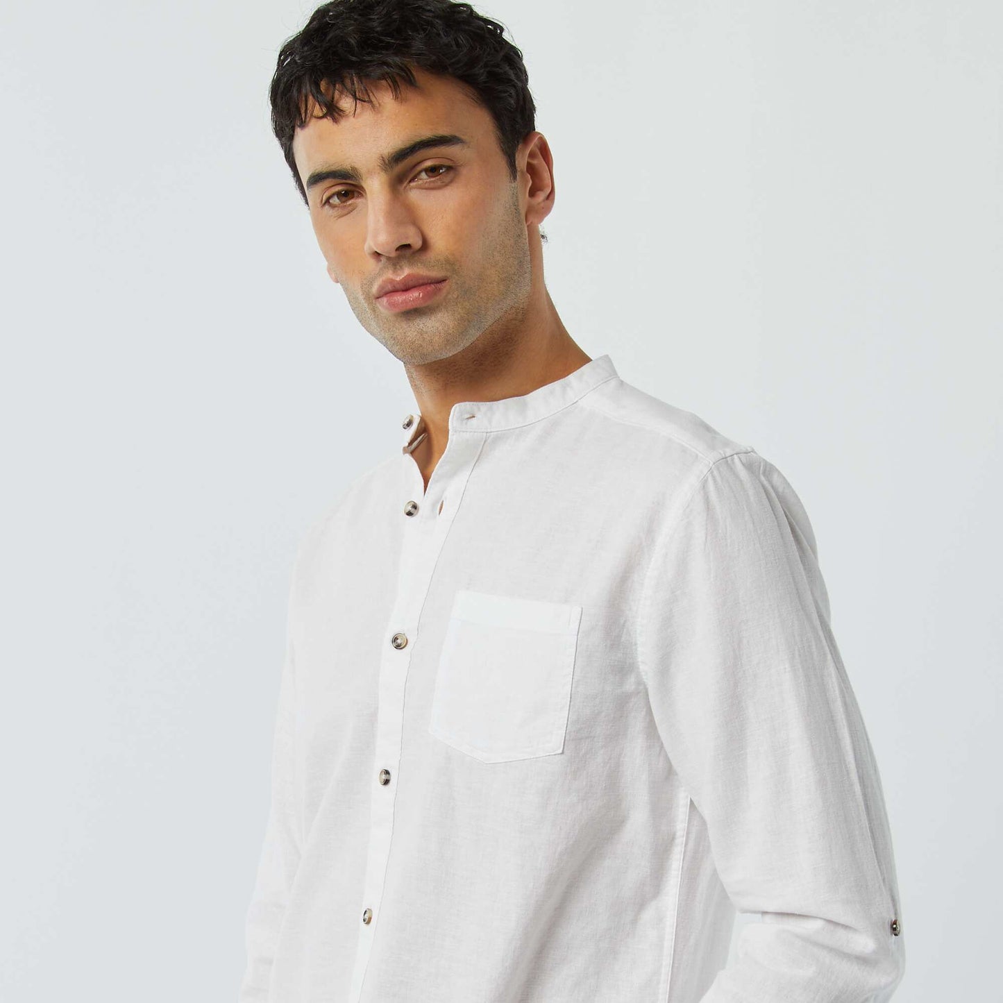 قميص بياقة الماندرين مع قميص من الكتان الأبيض