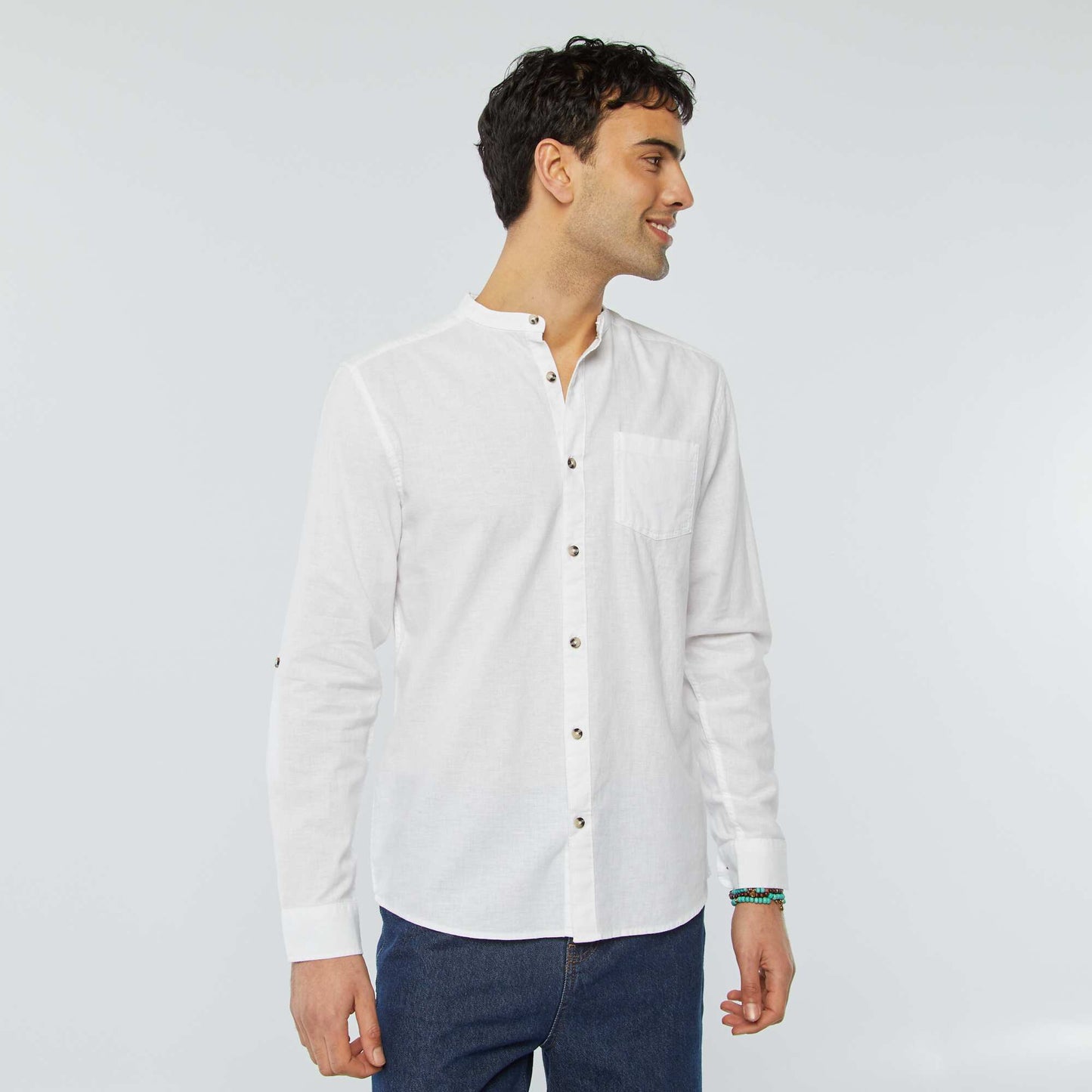 قميص بياقة الماندرين مع قميص من الكتان الأبيض