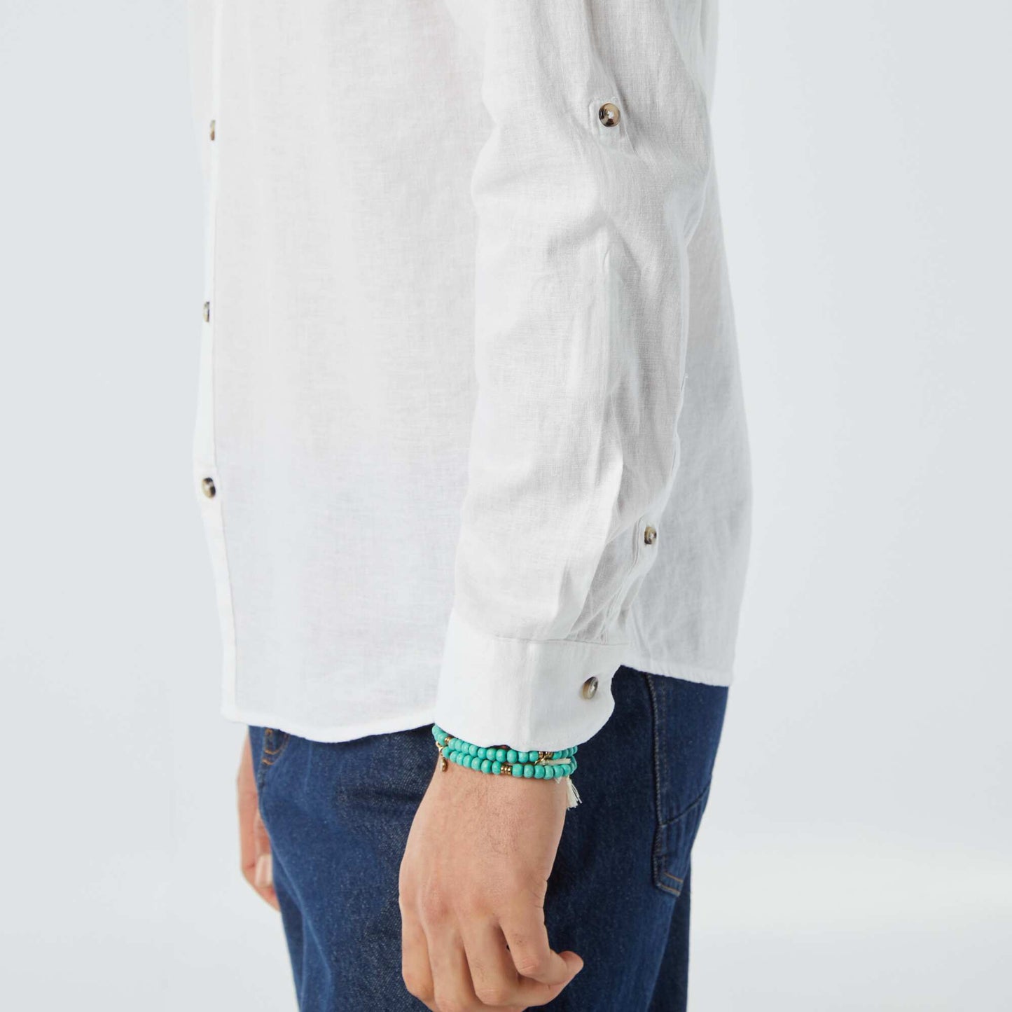 قميص بياقة الماندرين مع قميص من الكتان الأبيض