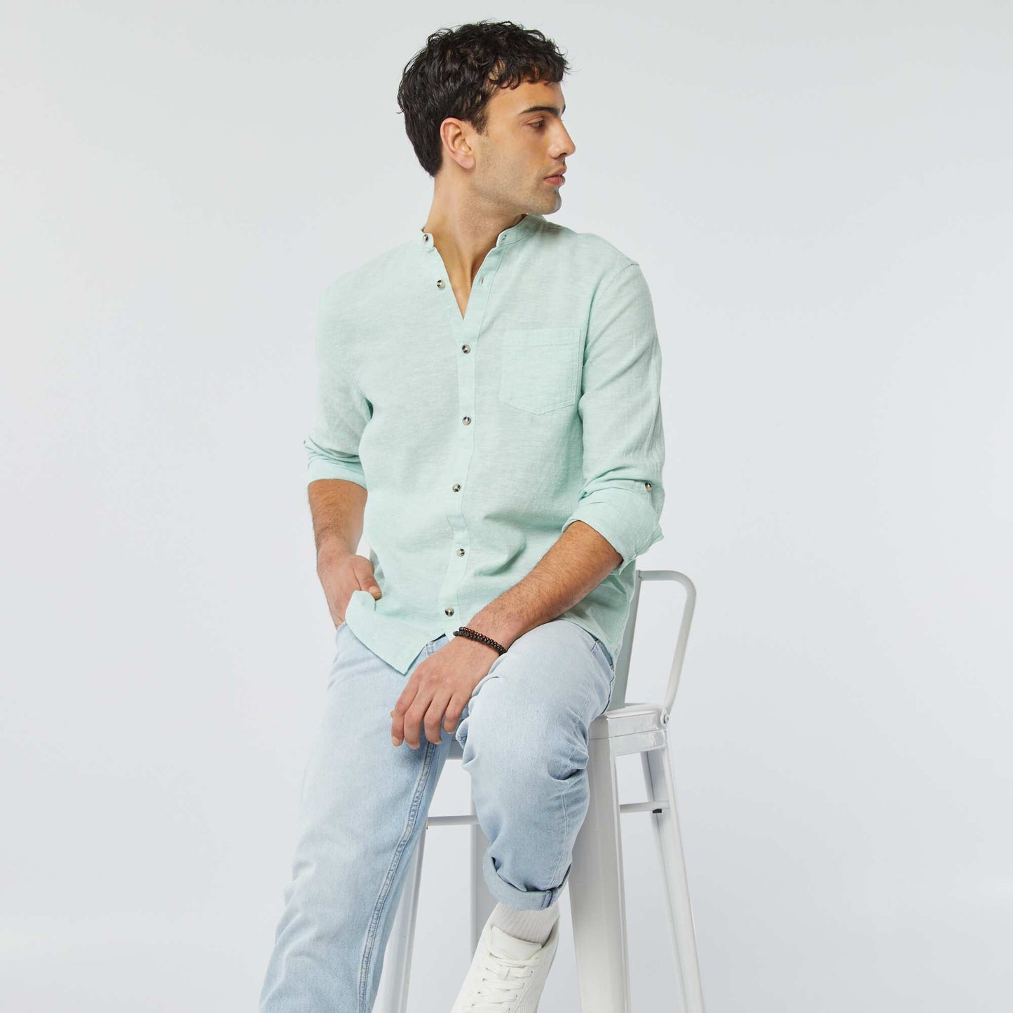 قميص بياقة ماندرين مع قميص كتان أزرق أزرق