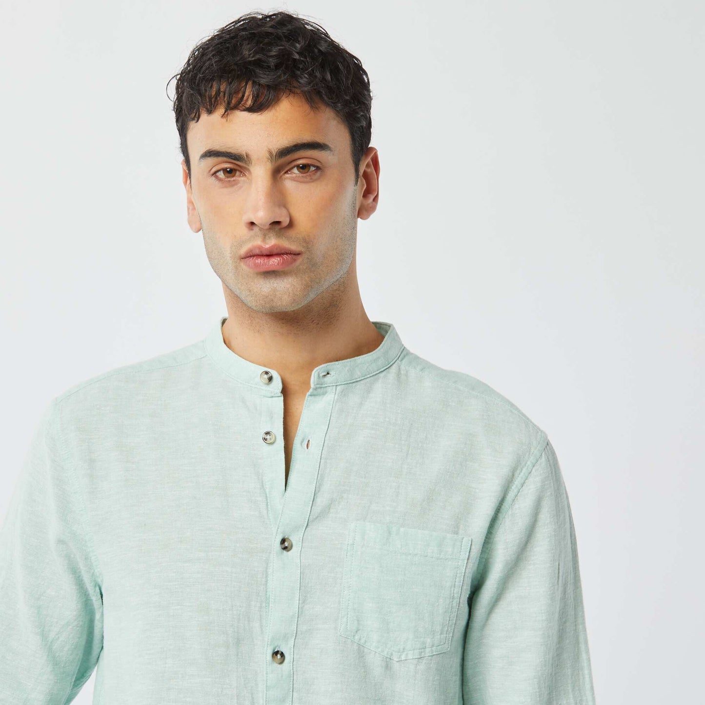 قميص بياقة ماندرين مع قميص كتان أزرق أزرق