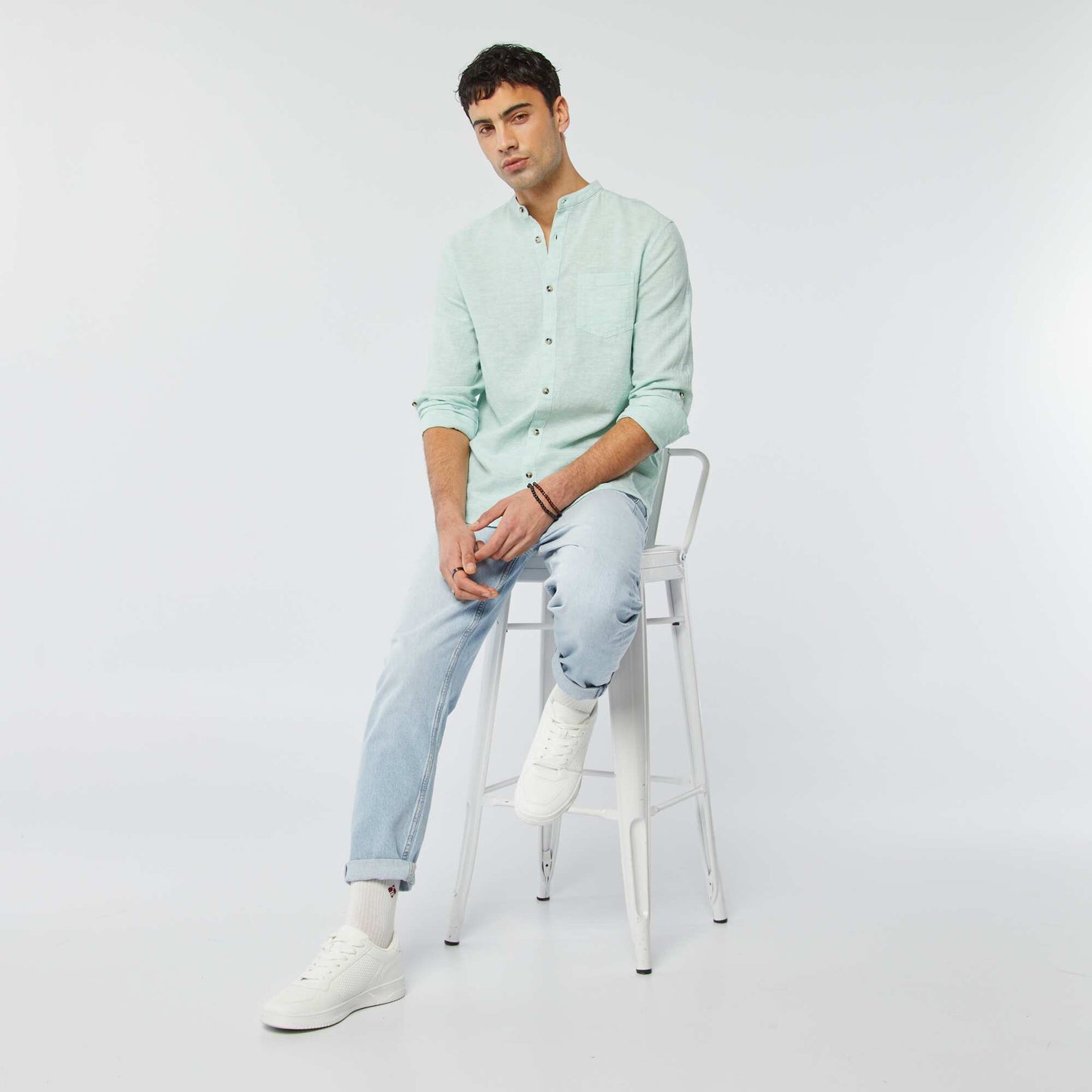 قميص بياقة ماندرين مع قميص كتان أزرق أزرق