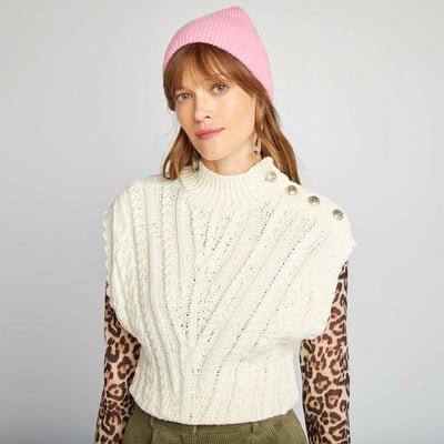 كنزة بدون أكمام بأزرار جميلة بلون بني فاتح