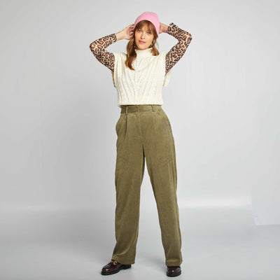 كنزة بدون أكمام بأزرار جميلة بلون بني فاتح