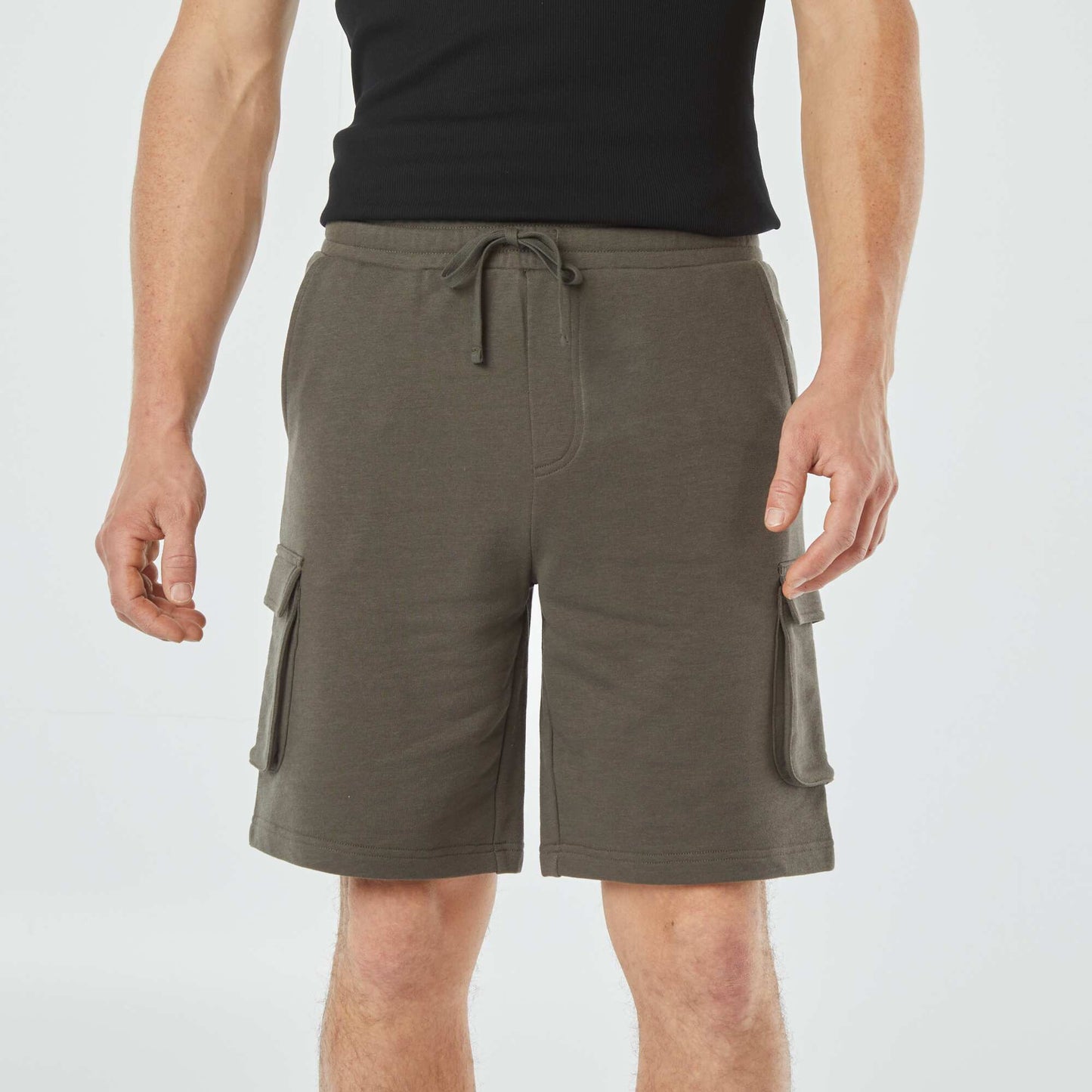 سويت شيرت  متعدد الجيوب مع شورتقماش باللون الكاكي