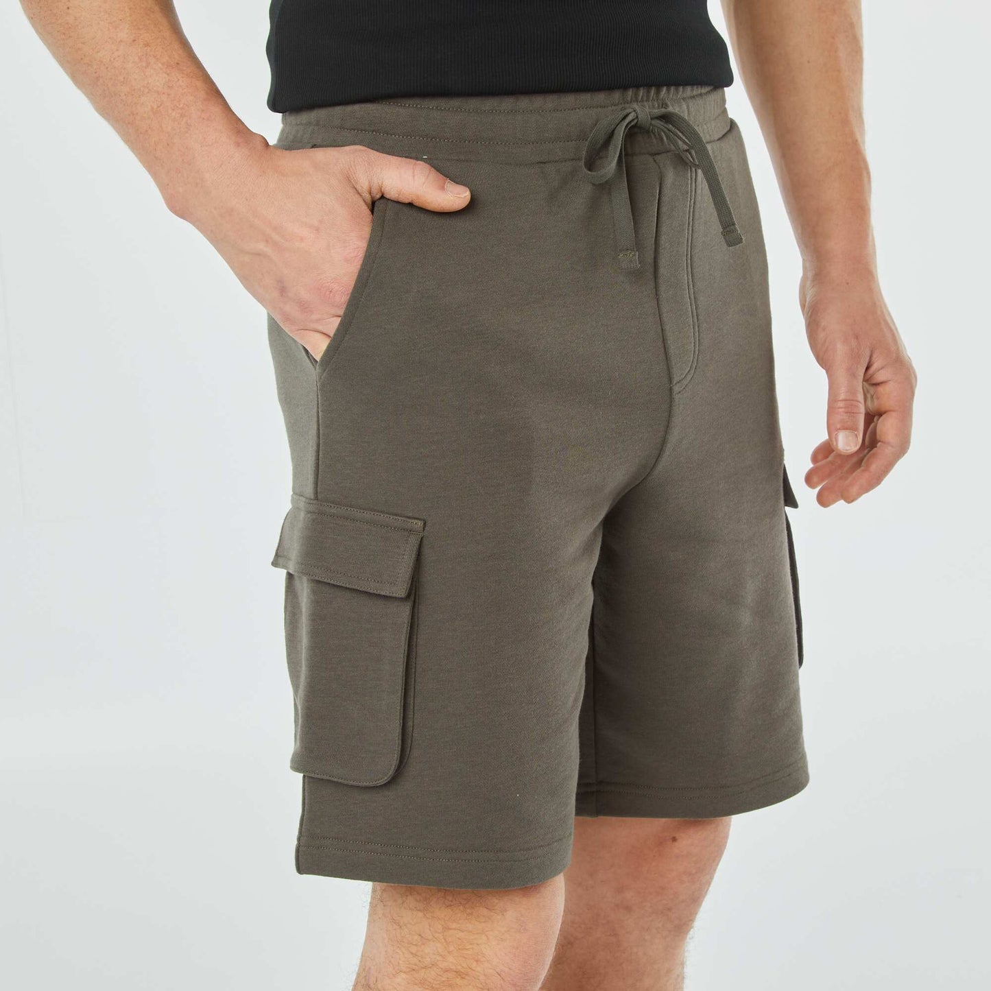 سويت شيرت  متعدد الجيوب مع شورتقماش باللون الكاكي