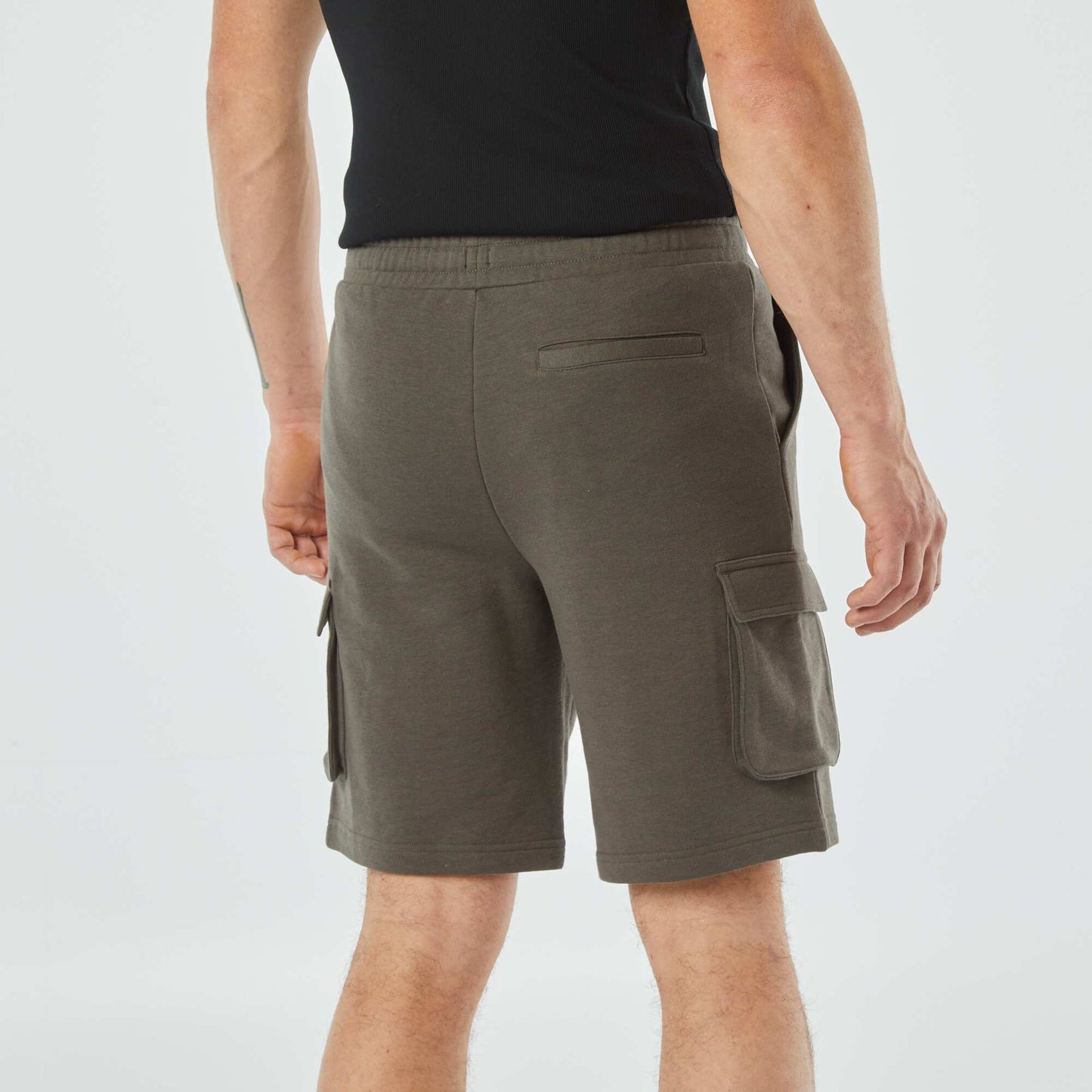 سويت شيرت  متعدد الجيوب مع شورتقماش باللون الكاكي