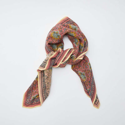 وشاح كبير مطبوع باللون الوردي