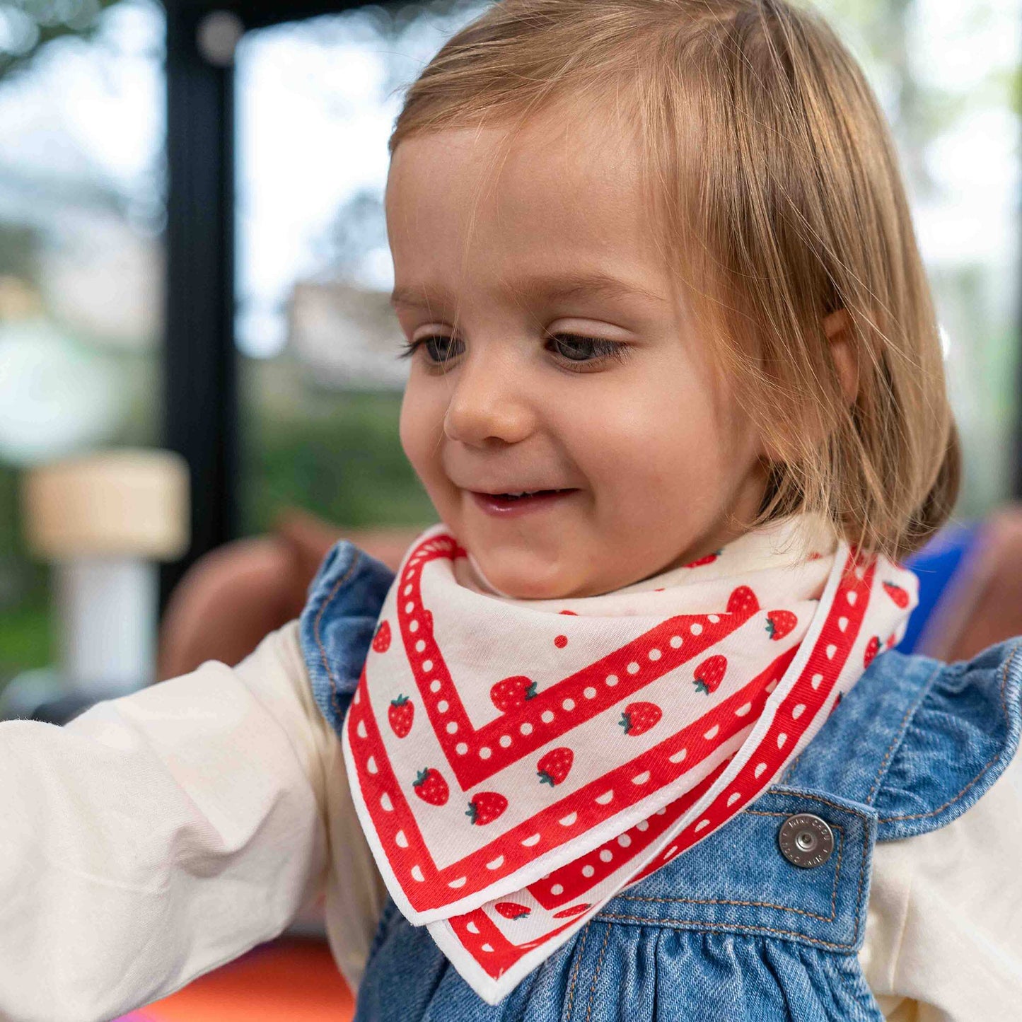 Strawberry print floaty scarf WHITE