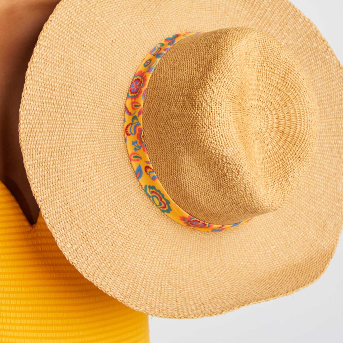 Straw hat with patterned ribbon YELLOW