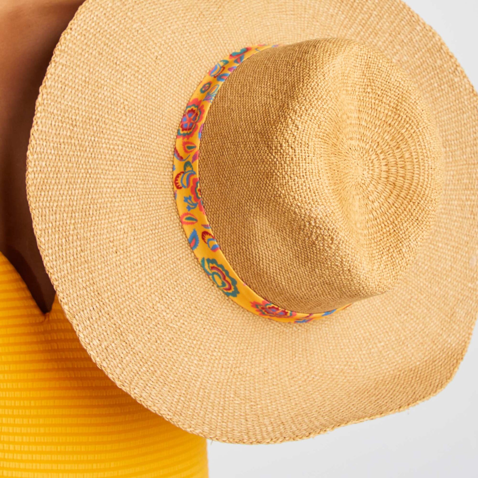 Straw hat with patterned ribbon YELLOW