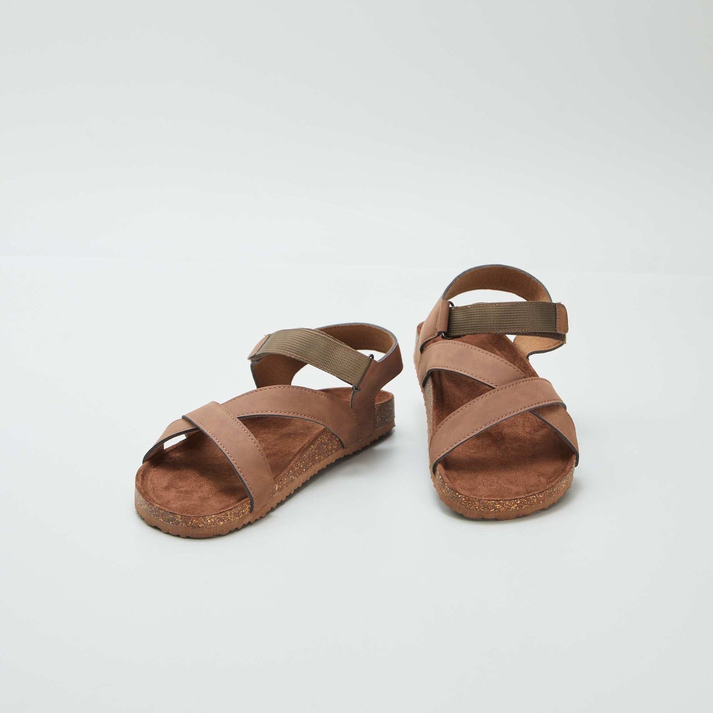 Sandals with crossover straps BROWN