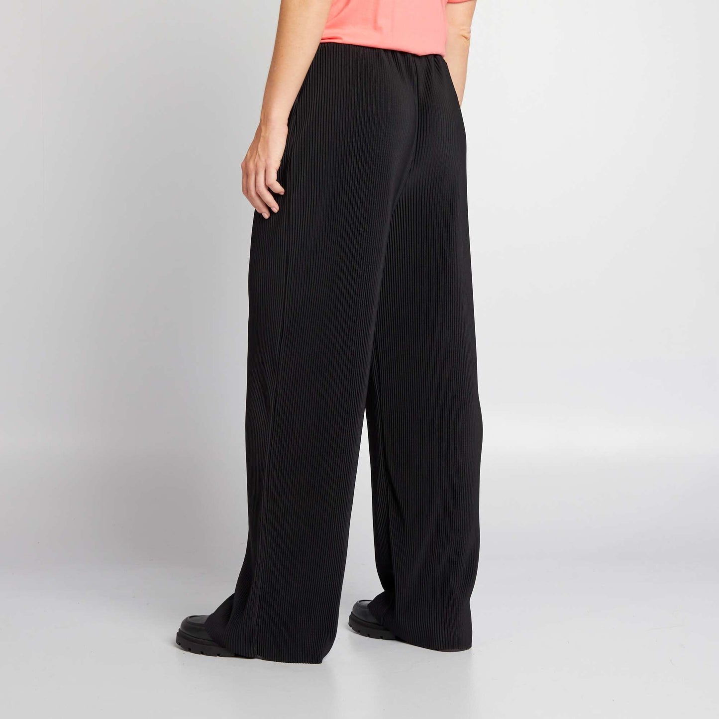 High-waisted wide-leg pleated trousers black