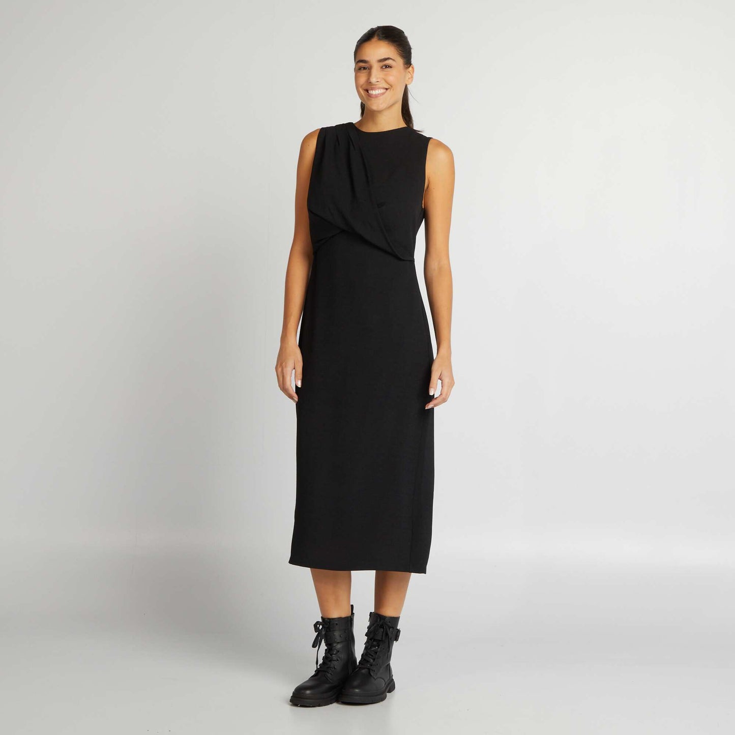 Sleeveless midi dress black