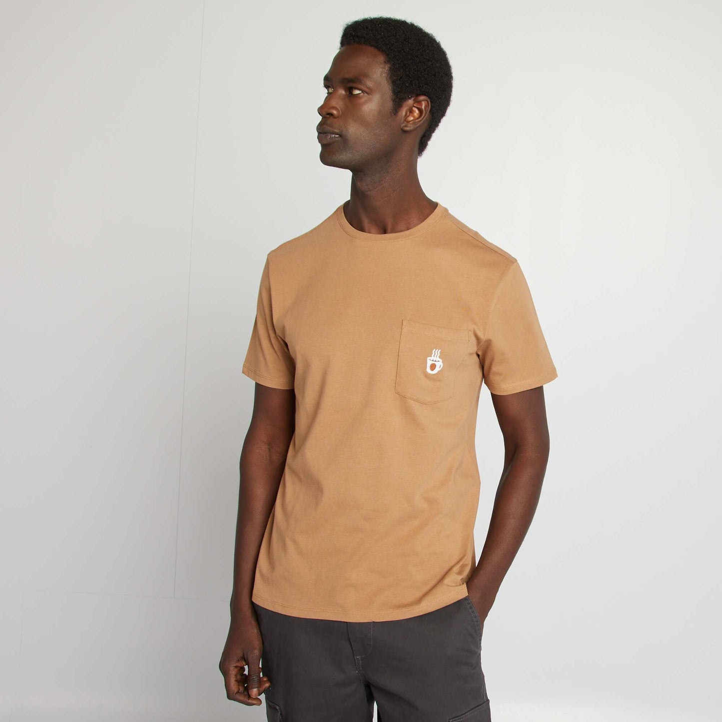 Short-sleeved T-shirt with breast pocket and embroidery BROWN