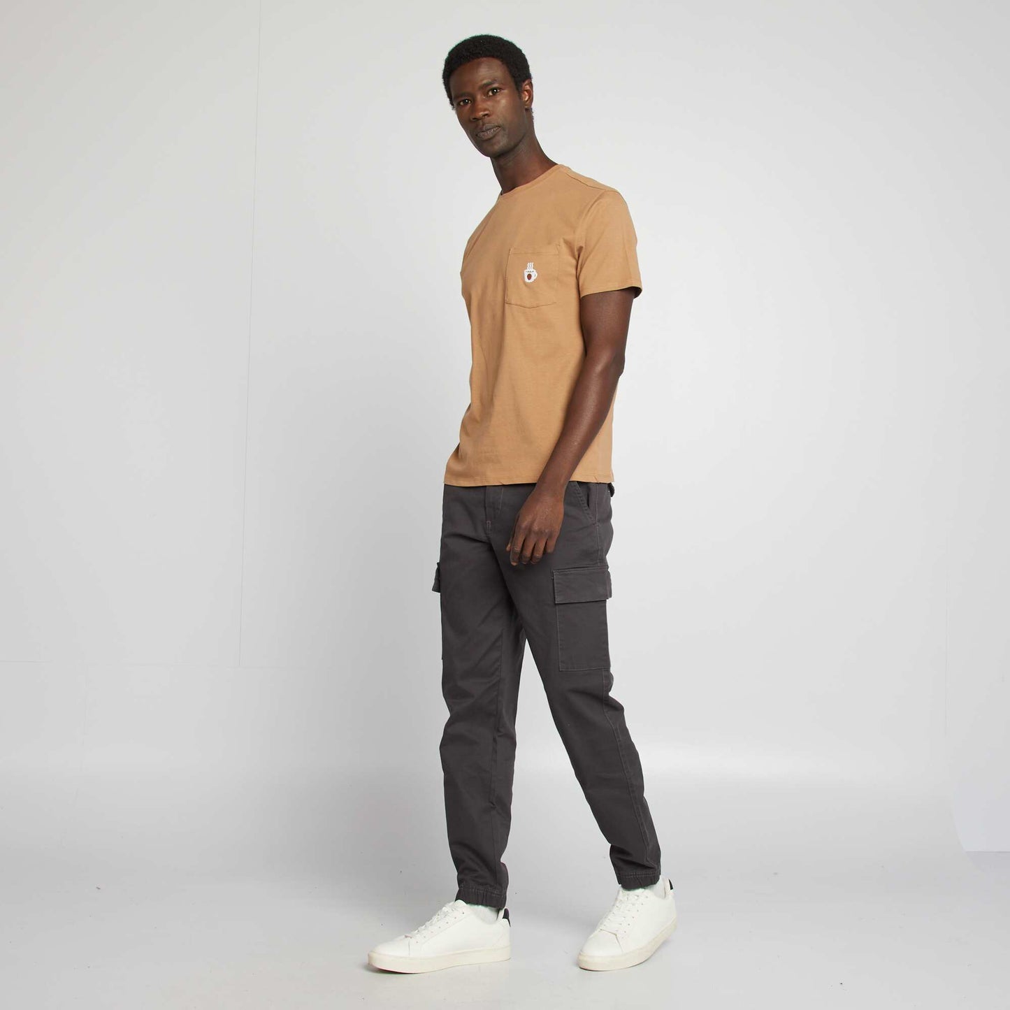 Short-sleeved T-shirt with breast pocket and embroidery BROWN