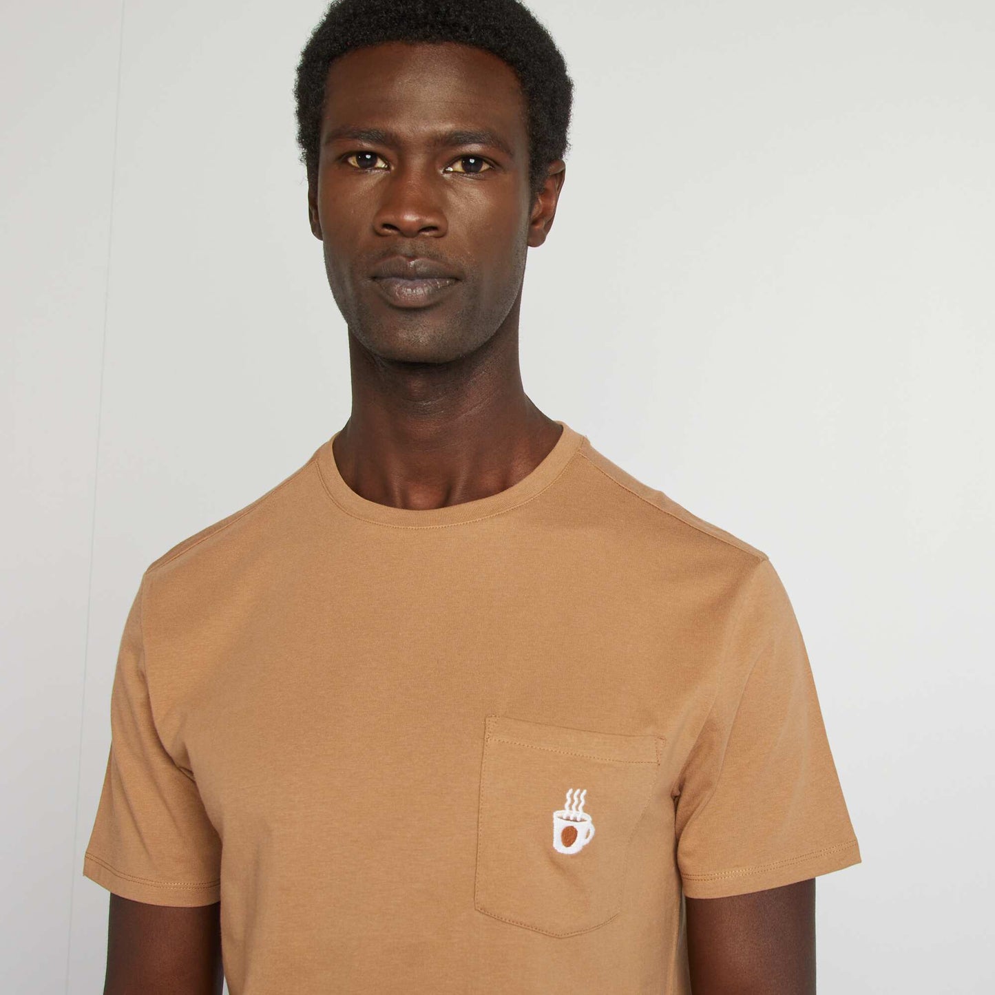 Short-sleeved T-shirt with breast pocket and embroidery BROWN