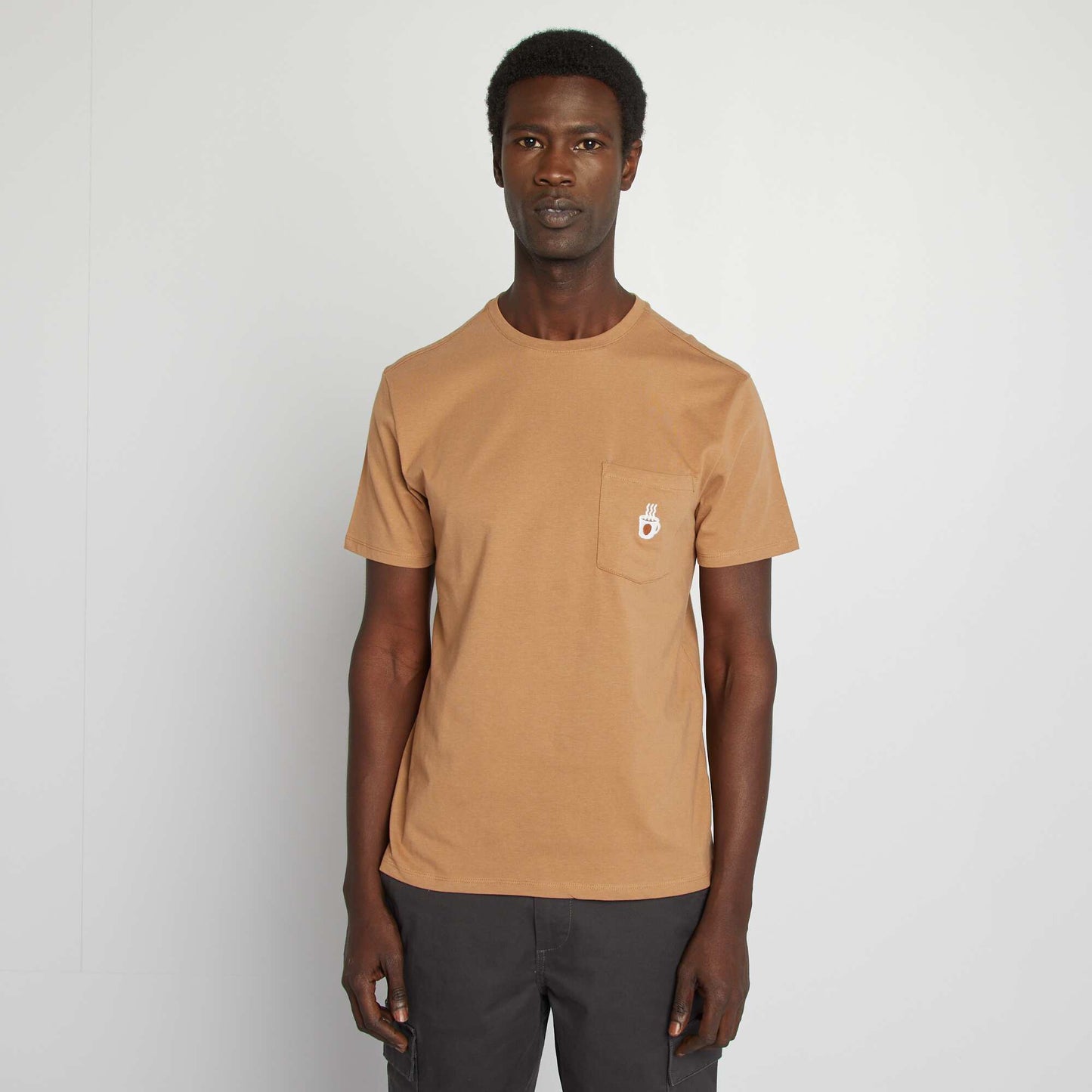 Short-sleeved T-shirt with breast pocket and embroidery BROWN