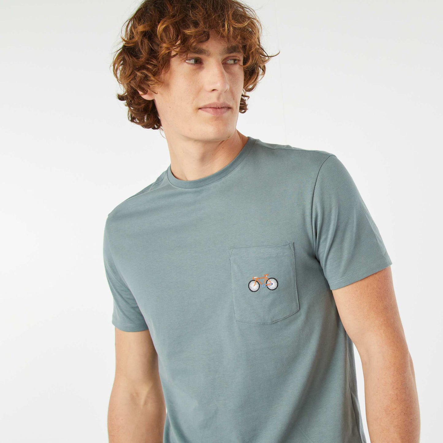 Short-sleeved T-shirt with breast pocket and embroidery BLUE