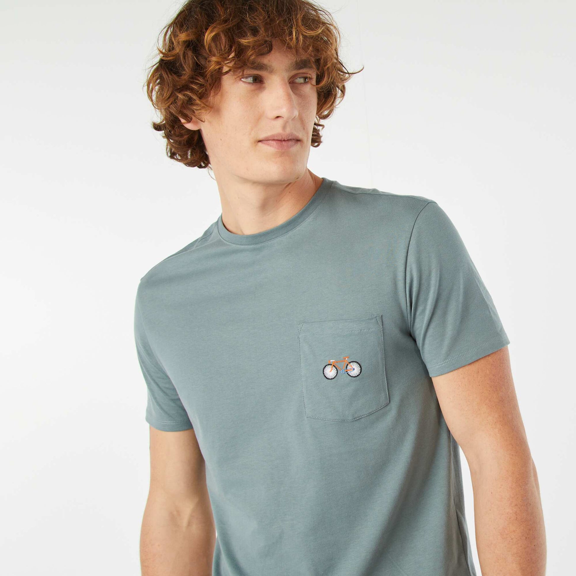 Short-sleeved T-shirt with breast pocket and embroidery BLUE