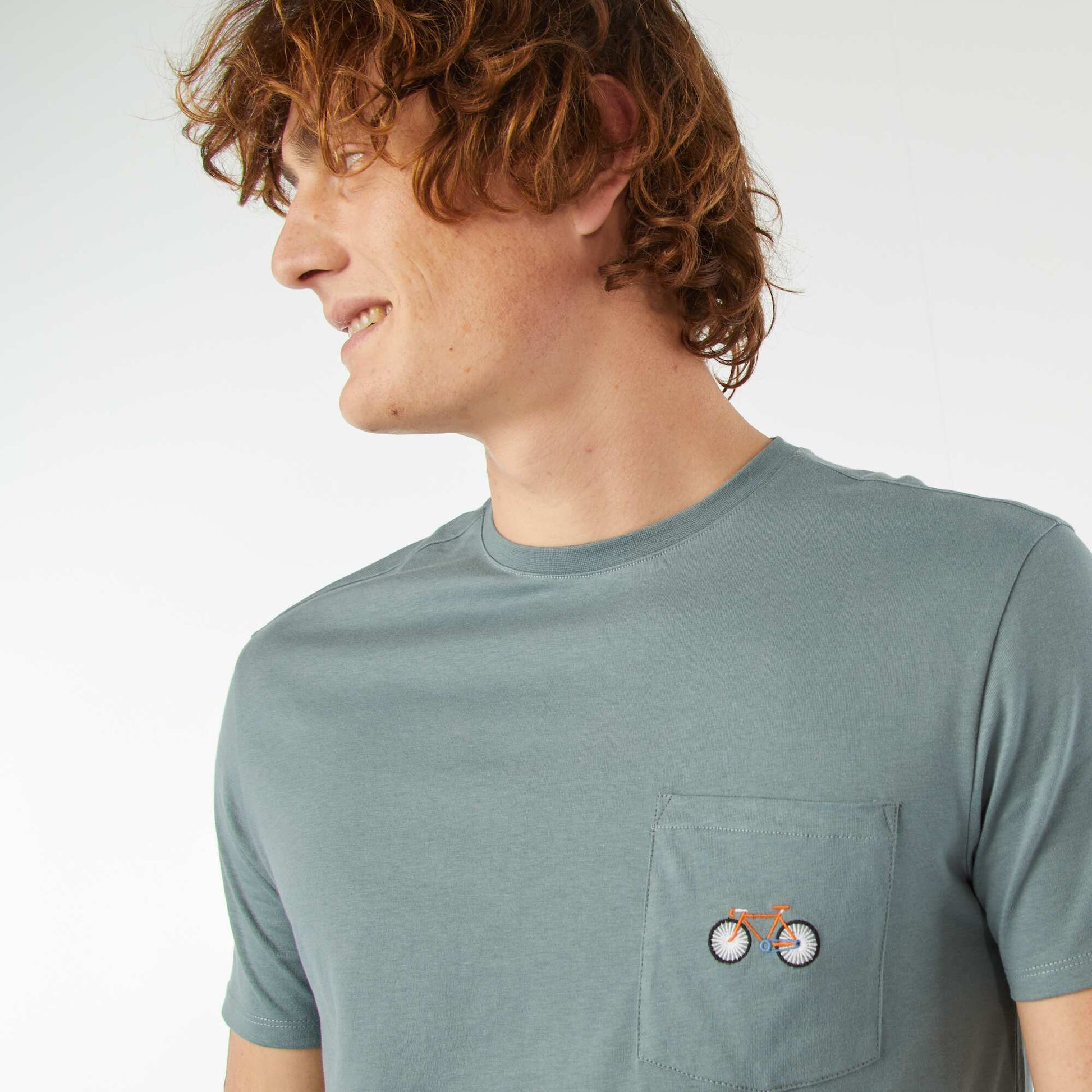Short-sleeved T-shirt with breast pocket and embroidery BLUE