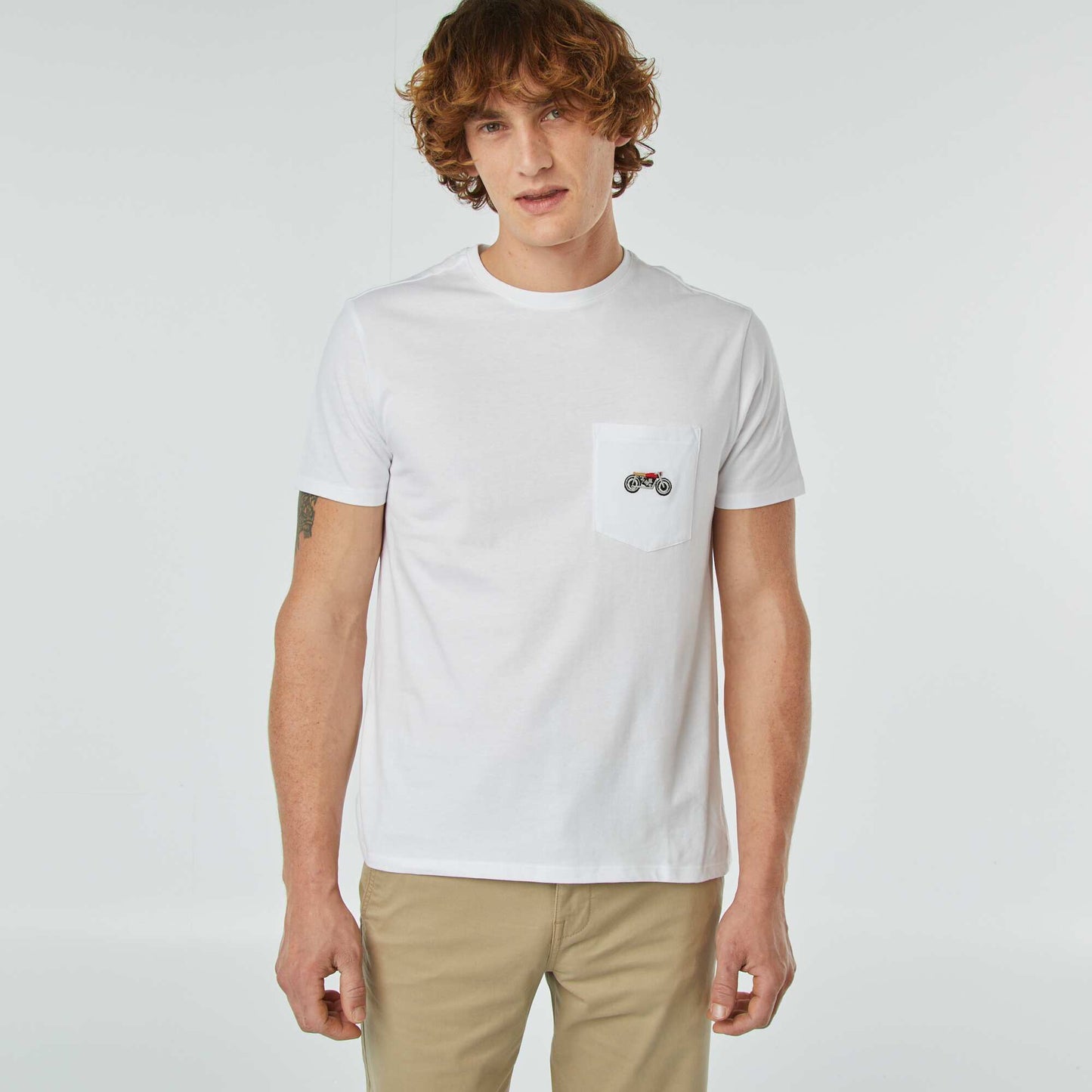 Short-sleeved T-shirt with breast pocket and embroidery WHITE